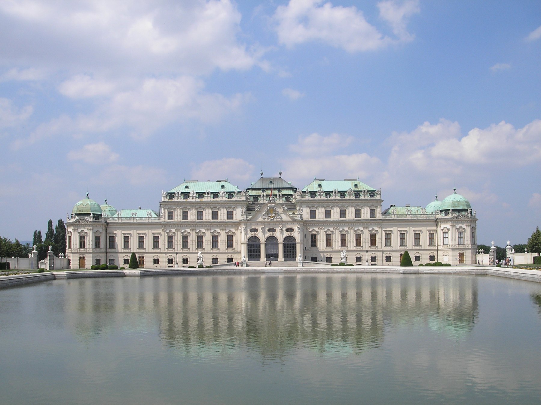 Oberes Belvedere in Wien mit Spiegelung im Wasser